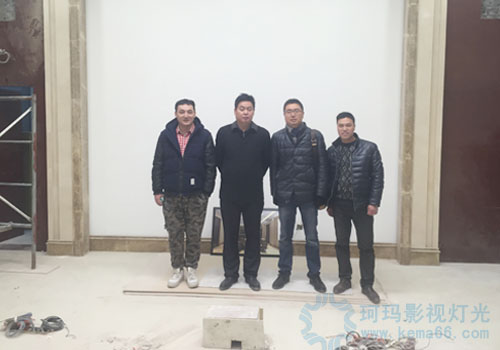 武漢珂瑪燈光項(xiàng)目部程工與河北石家莊省政府張?zhí)庨L(zhǎng),高秘書(shū),吳總合影
